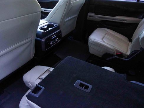 Used 2020 Ford Expedition Platinum image 36