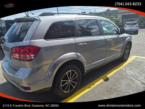 Used 2018 Dodge Journey SE w/ Blacktop Package FWD image 4