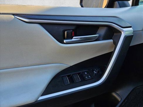 Used 2023 Toyota RAV4 XLE Premium image 8