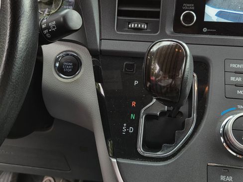 Used 2020 Toyota Sienna XLE FWD image 29