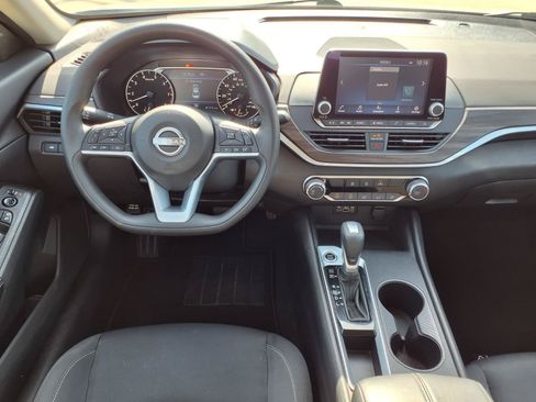 Used 2025 Nissan Altima 2.5 SV FWD image 11