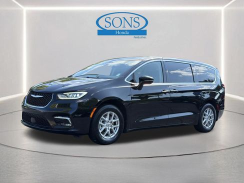 Used 2024 Chrysler Pacifica Touring-L FWD image 22