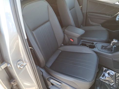 Used 2023 Volkswagen Tiguan SE w/ Panoramic Sunroof Package FWD image 10