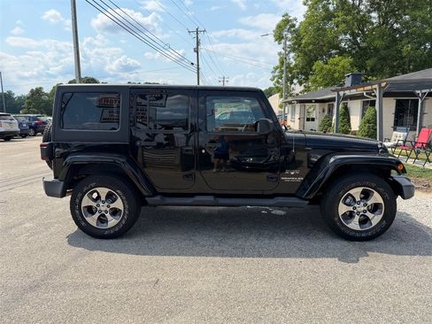 Used 2016 Jeep Wrangler Unlimited Sahara w/ Connectivity Group AWD/4WD image 6