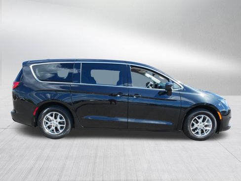 Used 2024 Chrysler Voyager LX FWD image 8