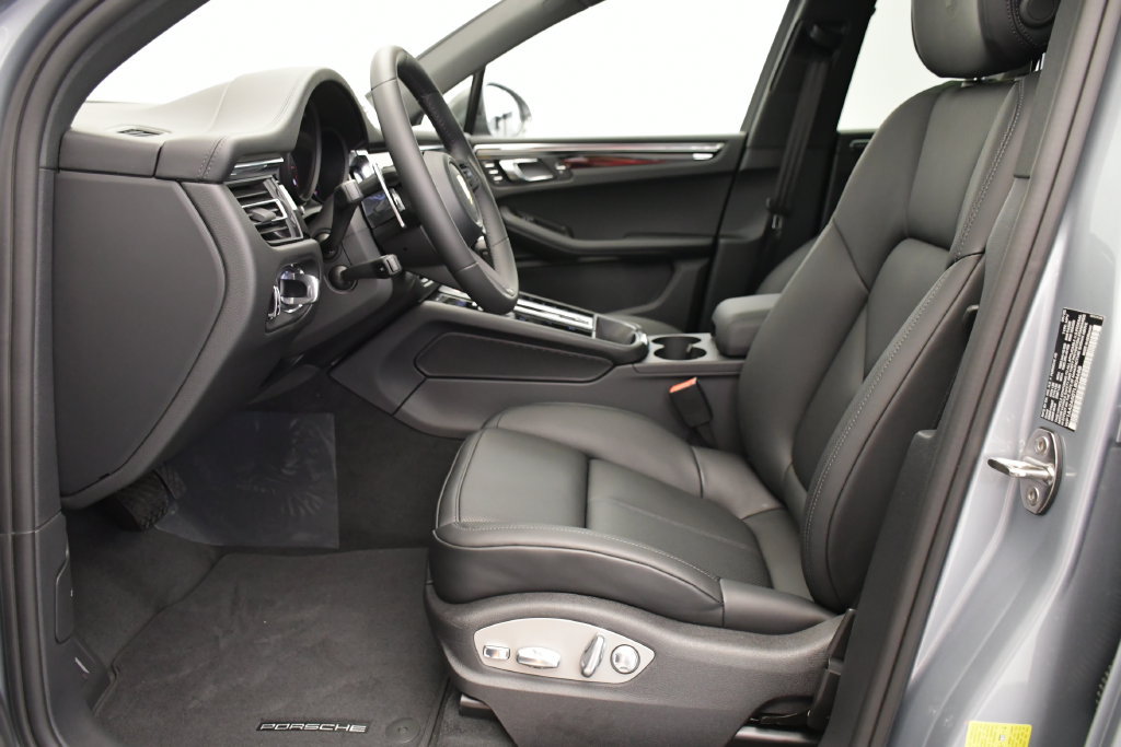 Certified 2026 Porsche Macan Turbo AWD/4WD image 5