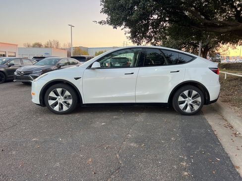 Used 2022 Tesla Model Y Long Range image 4