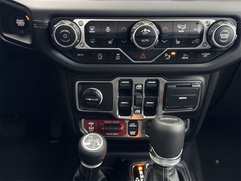 New 2025 Jeep Gladiator Rubicon image 16