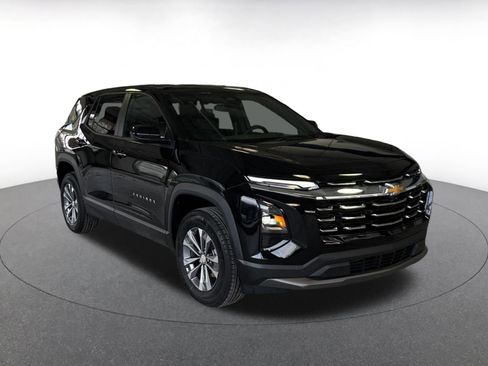 Used 2025 Chevrolet Equinox LT image 2