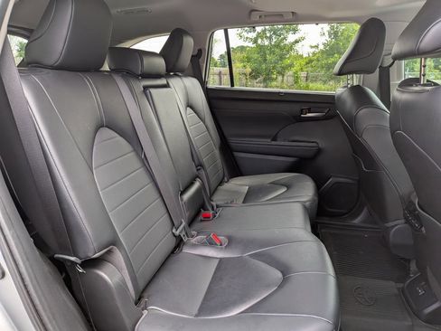 Used 2023 Toyota Highlander XLE FWD image 28