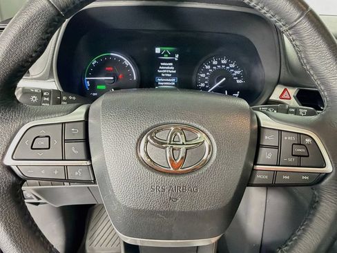 Used 2023 Toyota Sienna XLE FWD image 16