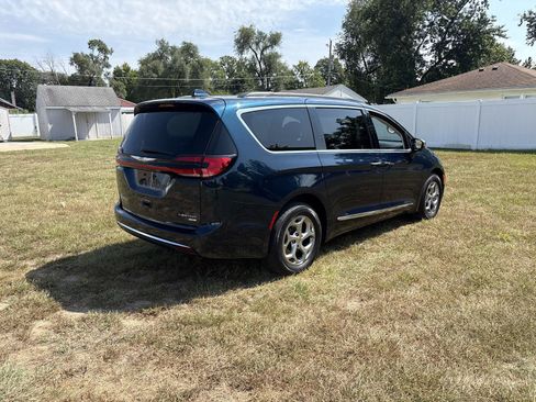 Used 2022 Chrysler Pacifica Limited w/ Uconnect Theater Family Group AWD/4WD image 5