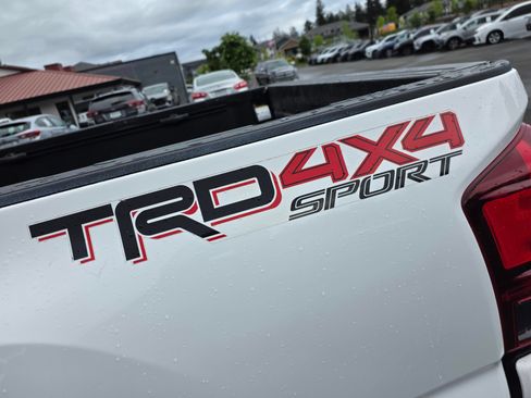 Used 2018 Toyota Tacoma TRD Sport AWD/4WD image 9