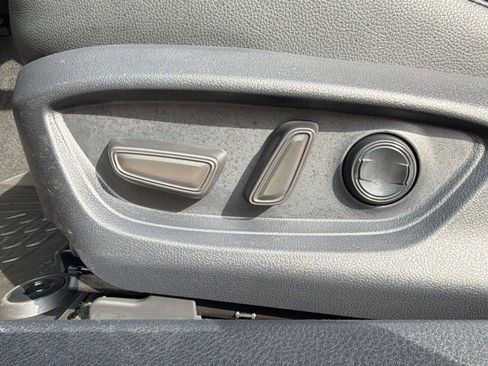 Used 2025 Toyota Camry SE w/ Convenience Package image 13