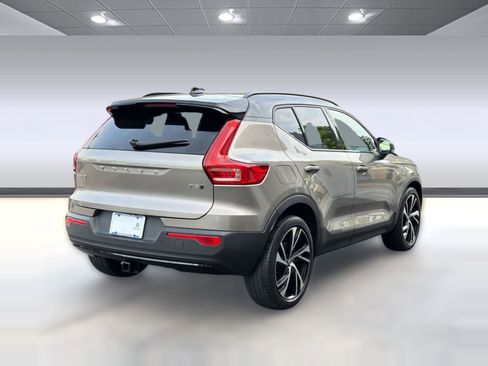 Used 2022 Volvo XC40 T5 R-Design w/ Advanced Package AWD/4WD image 9
