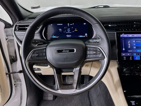 Used 2023 Jeep Grand Cherokee Limited w/ Luxury Tech Group II image 18