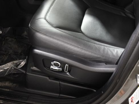 Used 2025 Land Rover Defender 130 X-Dynamic SE image 16