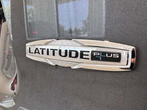 Used 2020 Jeep Cherokee Latitude Plus w/ Cold Weather Group AWD/4WD image 7