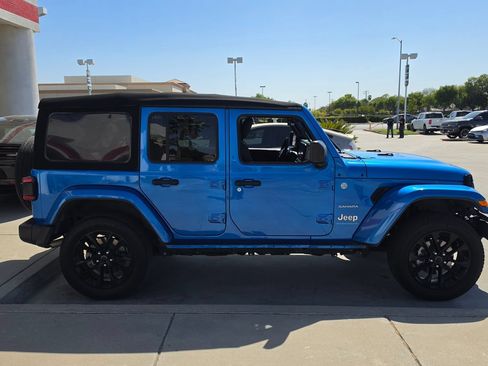 Used 2024 Jeep Wrangler Unlimited Sahara w/ Technology Group AWD/4WD image 3