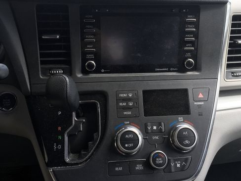Used 2019 Toyota Sienna LE image 11