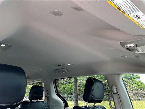 Used 2024 Chrysler Pacifica Touring-L FWD image 28