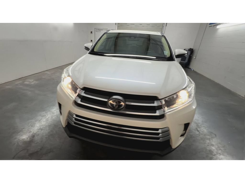 Used 2017 Toyota Highlander Limited FWD image 3