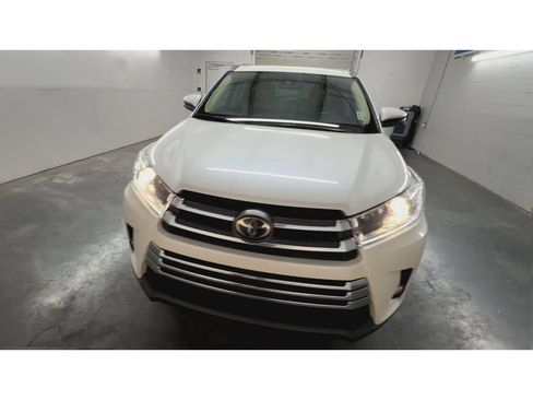 Used 2017 Toyota Highlander Limited FWD image 3