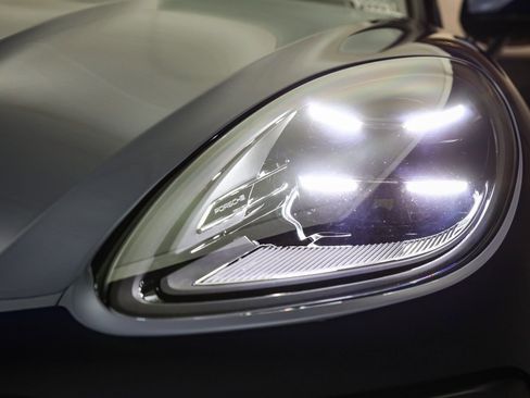 Certified 2025 Porsche Macan AWD/4WD image 11