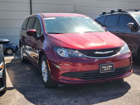 Used 2017 Chrysler Pacifica Touring w/ Tire & Wheel Group FWD image 3