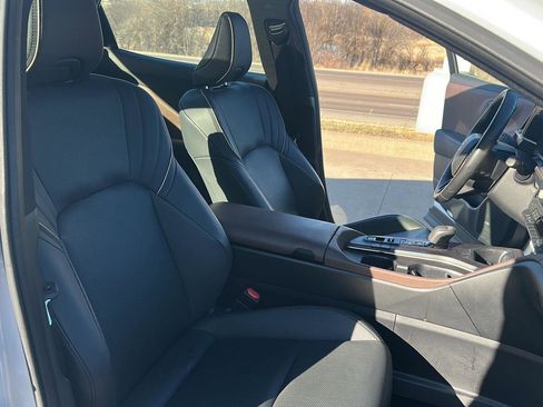 Used 2023 Toyota Crown Limited image 25