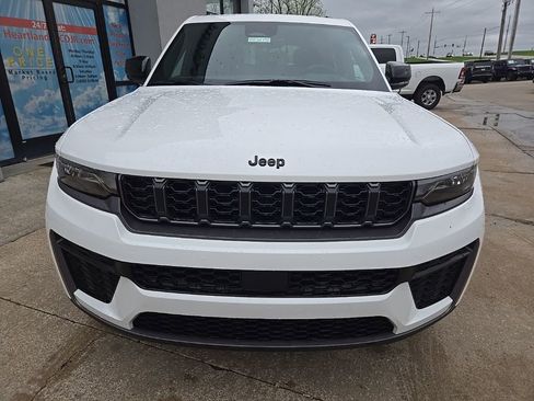 New 2026 Jeep Grand Cherokee Altitude AWD/4WD image 16