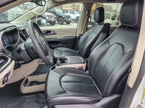 Used 2023 Chrysler Pacifica Touring-L image 8