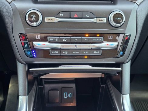 Used 2020 Ford Explorer Limited w/ Class III Trailer Tow Package AWD/4WD image 23