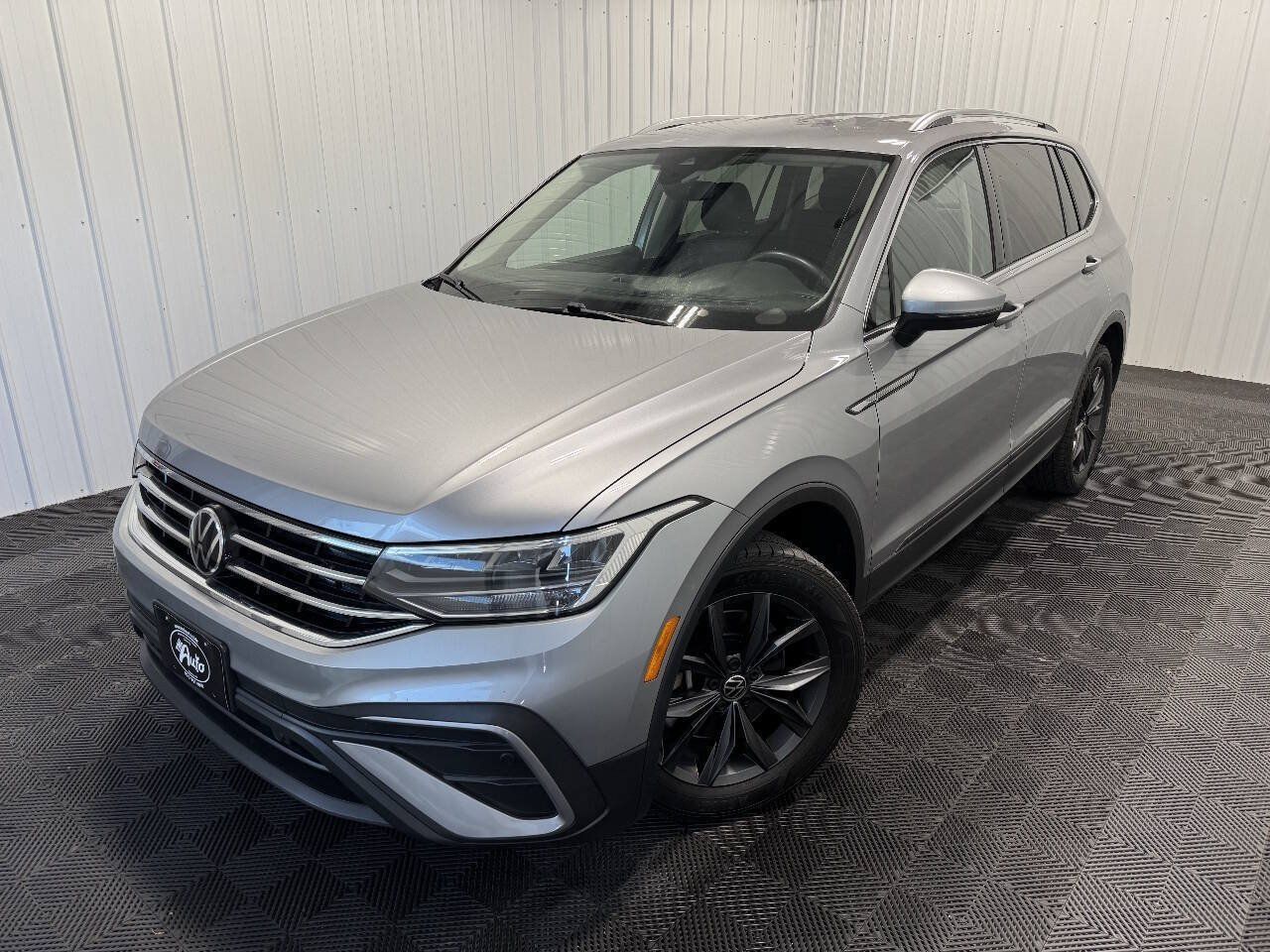 Used 2023 Volkswagen Tiguan SE AWD/4WD image 36