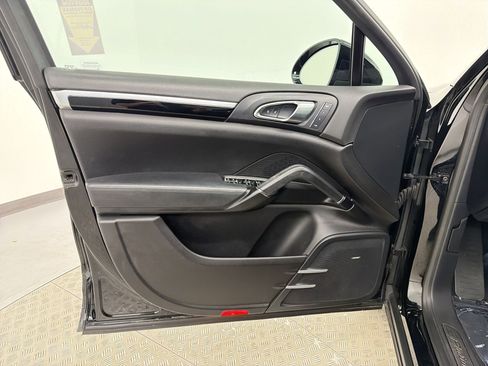 Used 2017 Porsche Cayenne image 22