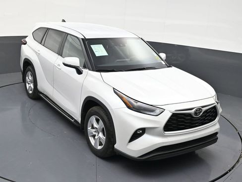 Used 2025 Toyota Highlander LE image 18