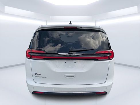Used 2023 Chrysler Pacifica Touring-L FWD image 4