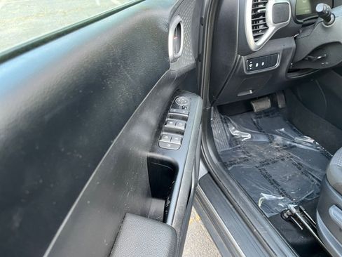 Used 2025 Kia Soul LX w/ LX Technology Package image 18