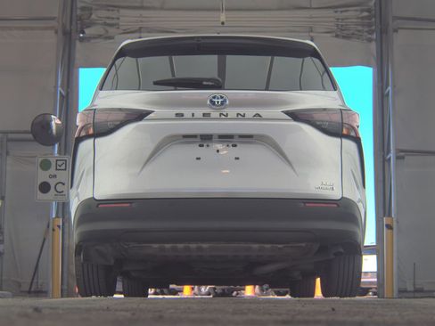 Used 2023 Toyota Sienna XLE image 8