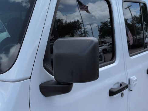 Used 2025 Jeep Gladiator Sport AWD/4WD image 12