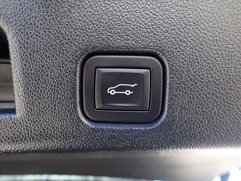 Used 2025 GMC Acadia Elevation image 9