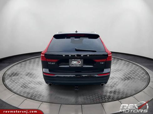 Used 2018 Volvo XC60 T5 Momentum w/ Vision Package image 4