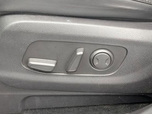 Used 2022 Kia Carnival EX image 21