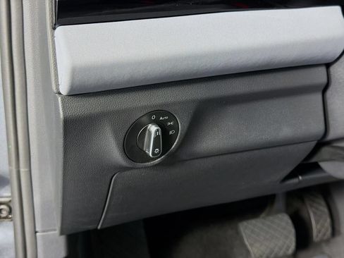 Used 2025 Volkswagen Jetta SE FWD image 38