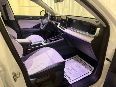 Certified 2025 Volkswagen Tiguan SE image 26