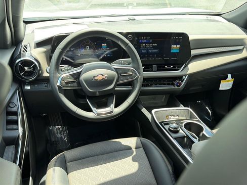 New 2026 Chevrolet Equinox LT w/ Convenience Package II FWD image 18