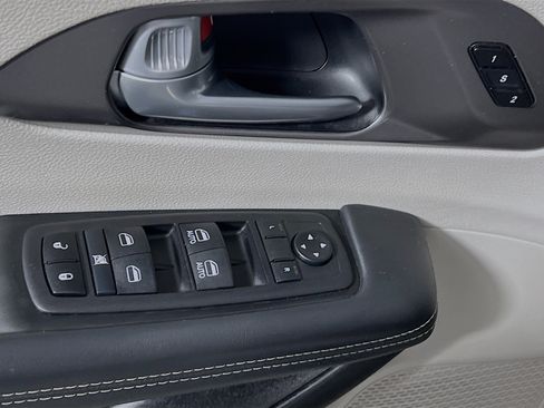Used 2024 Chrysler Pacifica Touring-L FWD image 17