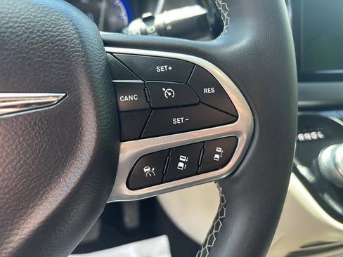Used 2023 Chrysler Pacifica Touring-L FWD image 15