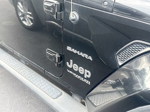 Used 2022 Jeep Wrangler Unlimited Sahara w/ Cold Weather Group AWD/4WD image 5