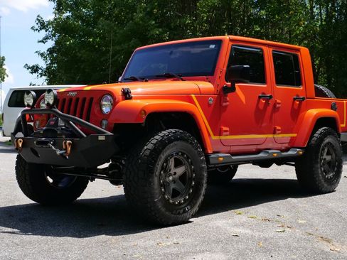 Used 2015 Jeep Wrangler Unlimited Sahara w/ Max Tow Package AWD/4WD image 6